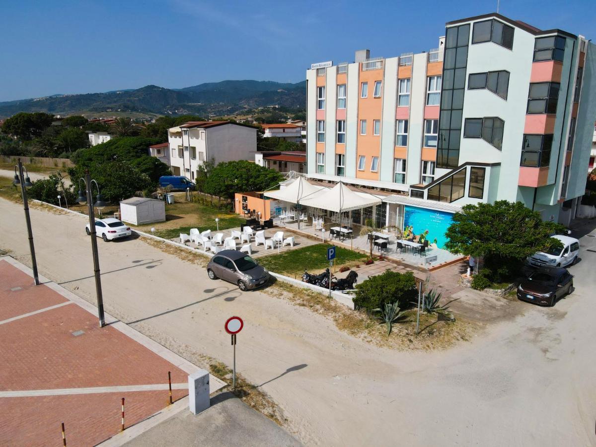 Hotel Rivabella Davoli Eksteriør billede
